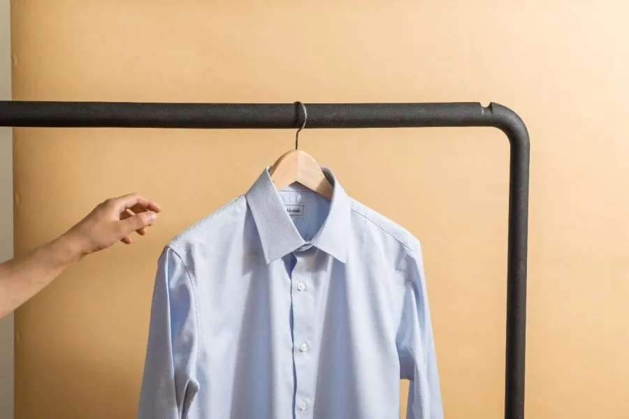 Jak dobrać koszulę męską do sylwetki i biurowego dress code’u?