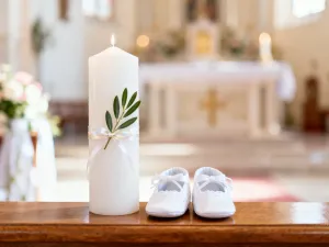 Elegancki tort z złotą liczbą 50, świeczkami i kieliszkami szampana na stole, w ciepłej, urodzinowej atmosferze.